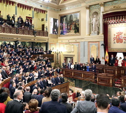 Su Majestad el Rey recibe un caluroso aplauso tras su intervención